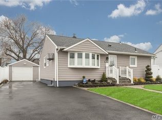 16 Michigan Dr, Hicksville, NY 11801