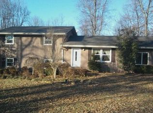 665 Iron Hill Rd E, Burns, TN 37029