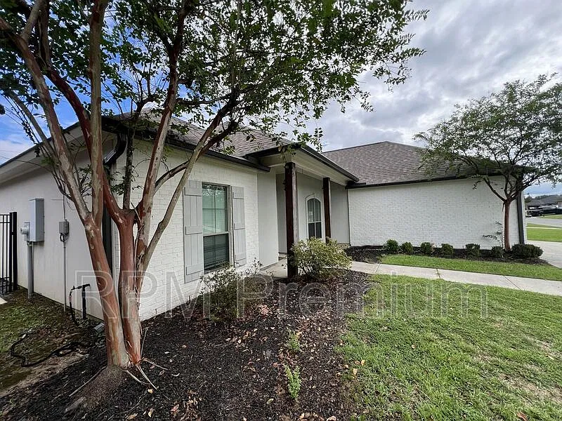 3 bed, 2.0 bath, 1621 sqft, $2,350 — Photo 3