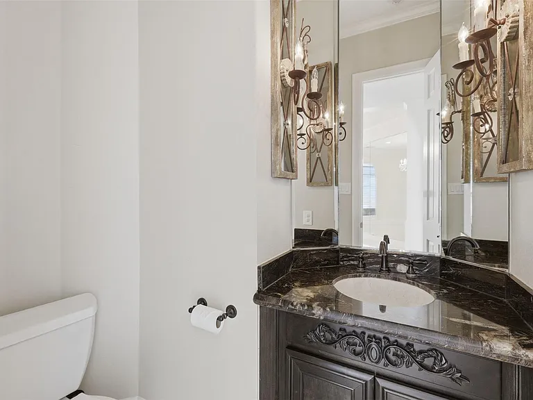 3315 Riviera Dr — Photo 16