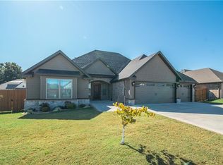 511 Chaparral St, Centerton, AR 72719