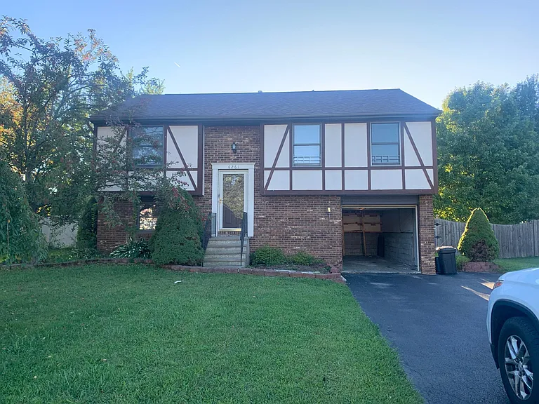 6261 Wynmoor Dr — Photo 1