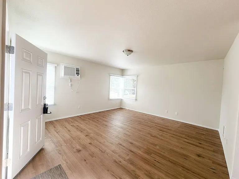 711 W Bonneville St — Photo 4