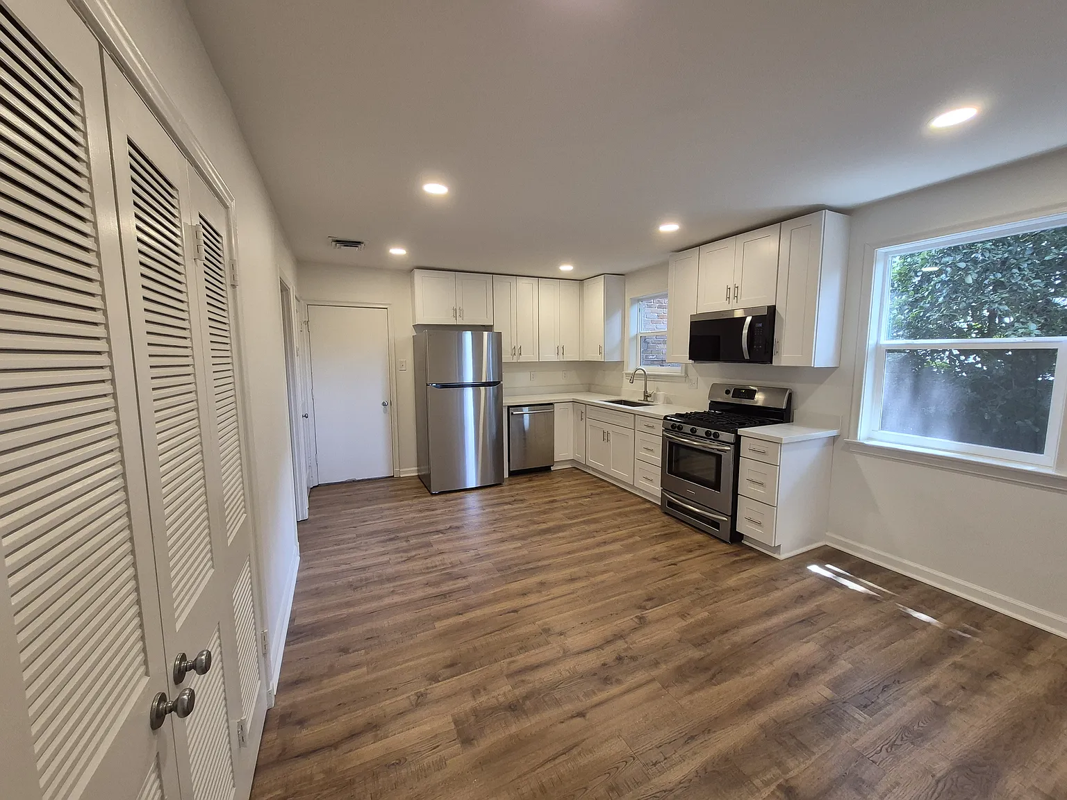 3 bed, 1400 sqft, $2,300 — Photo 2
