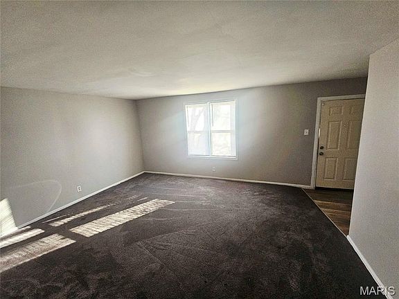 3rd image of 491 Adrian Dr
