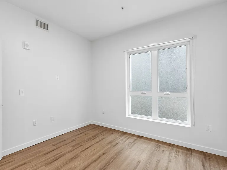 Maxwell Apartments — Photo 24