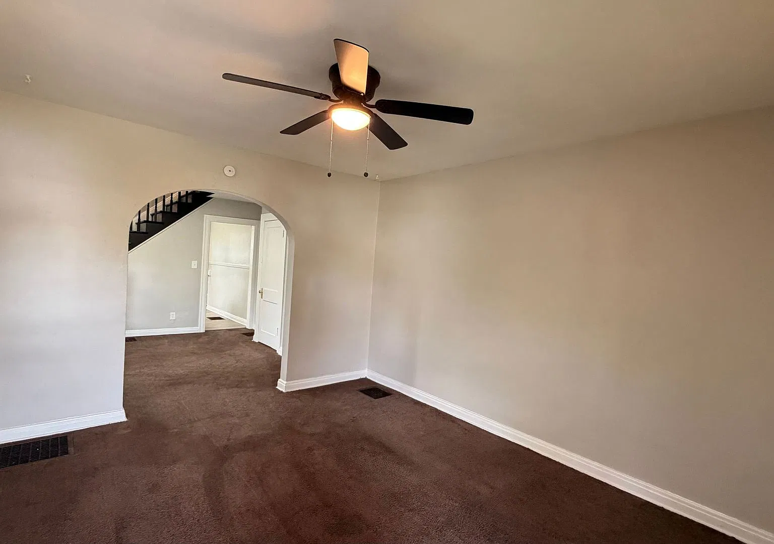 901 N Bradley Ave — Photo 2