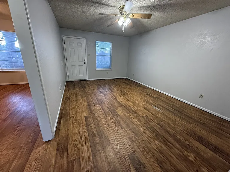 2105 S Loop 289 — Photo 12