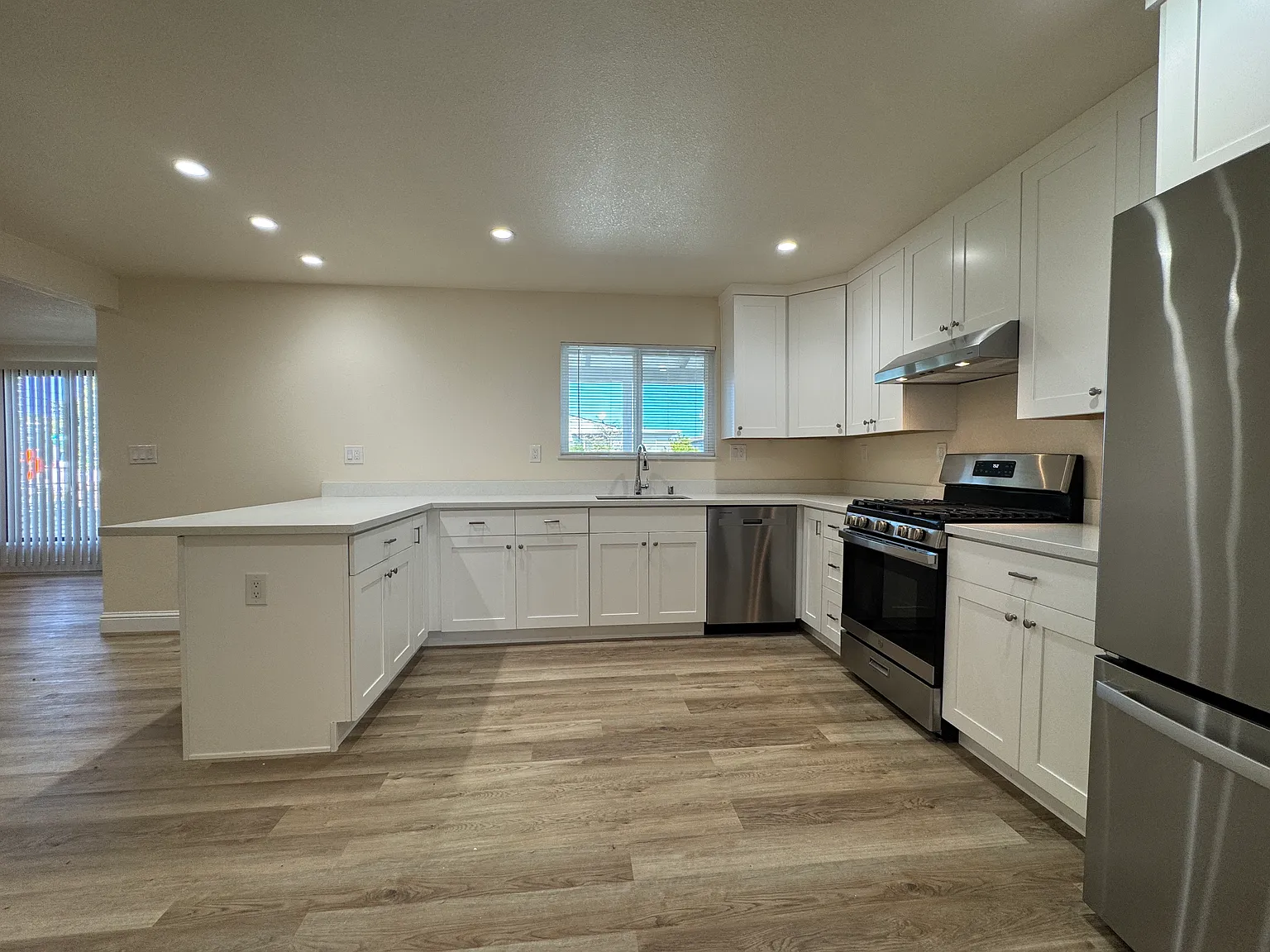 3 bed, 1080 sqft, $5,200 — Photo 4