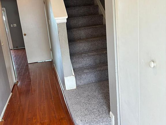 5th image of 823 Showell Ct