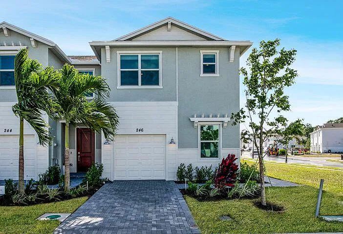 3 bed, 2.5 bath, 1821 sqft, $2,550 — Photo 1