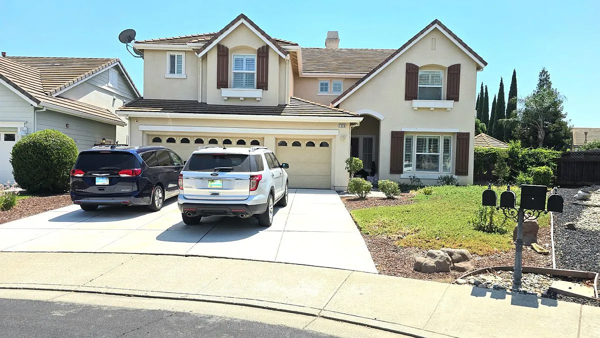 5 bed, 4.5 bath, 4070 sqft, $4,500 — Photo 1
