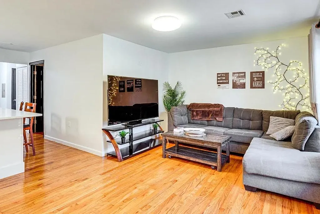 3 bed, 2.0 bath, 1300 sqft, $3,500 — Photo 2