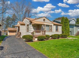 1608 Inverness St, Sylvan Lake, MI 48320