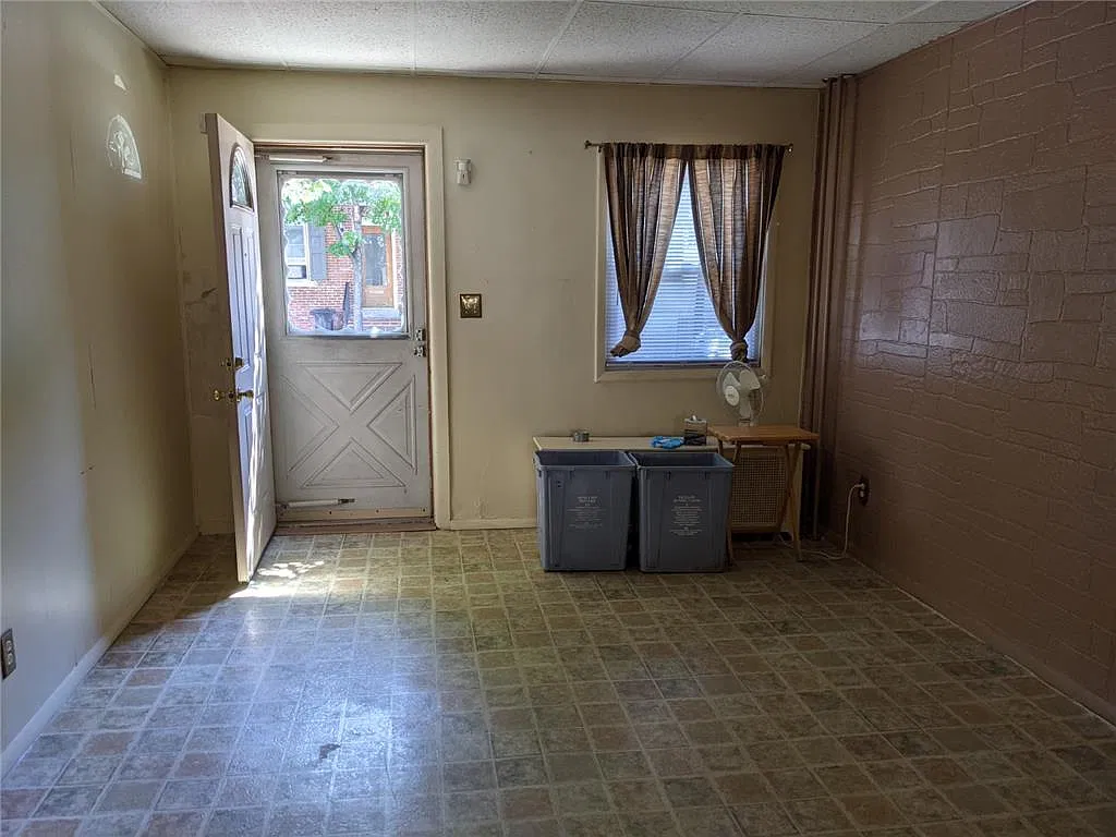 3 bed, 1.0 bath, 1014 sqft, $1,700 — Photo 4
