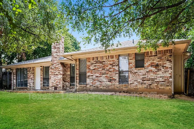 3 bed, 2.0 bath, 1831 sqft, $2,250 — Photo 3