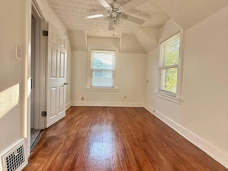8018 Theota Ave — Photo 35
