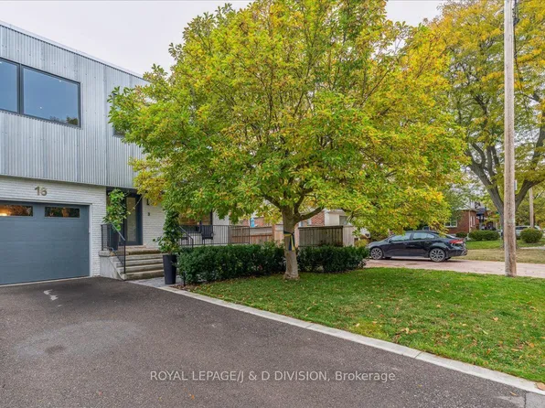 16 41st St, Toronto, ON M8W 3N5