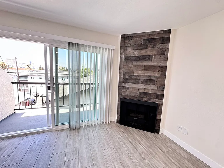 1117 E 4th St #7 — Photo 9