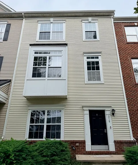 319 S Parkway Dr — Photo 1