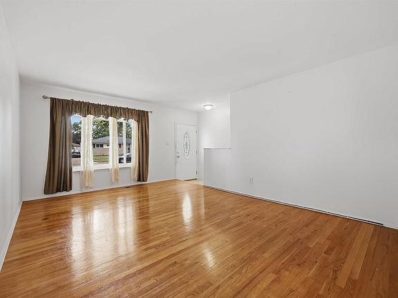 4th image of 27767 Wagner Dr