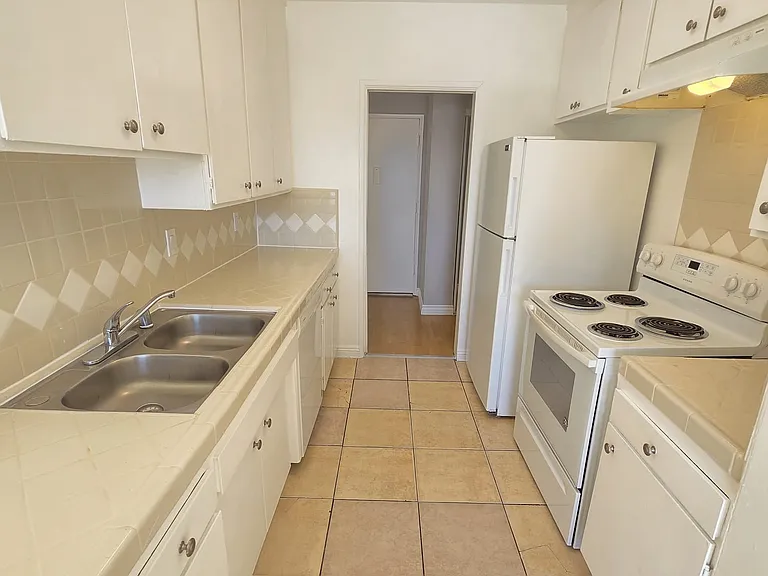13955 Oxnard St — Photo 6