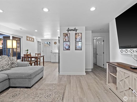4th image of 325 Eastmont Ave