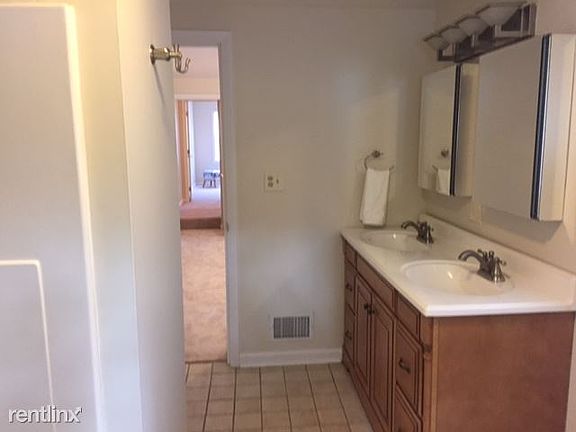 master bath looking into MBR. there is also another full ba