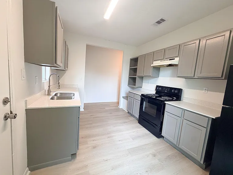 202 N 2nd St — Photo 14