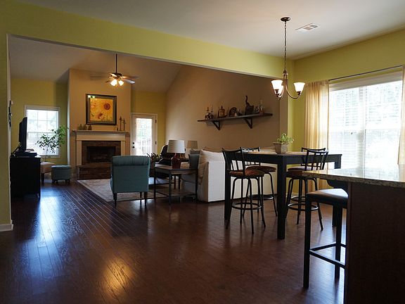 Main Living/Breakfast Nook