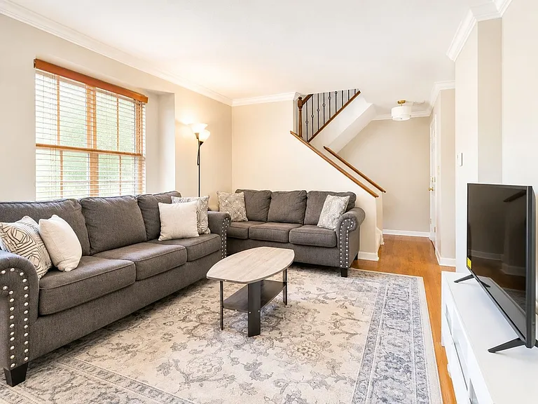 250 The Pines Dr — Photo 3