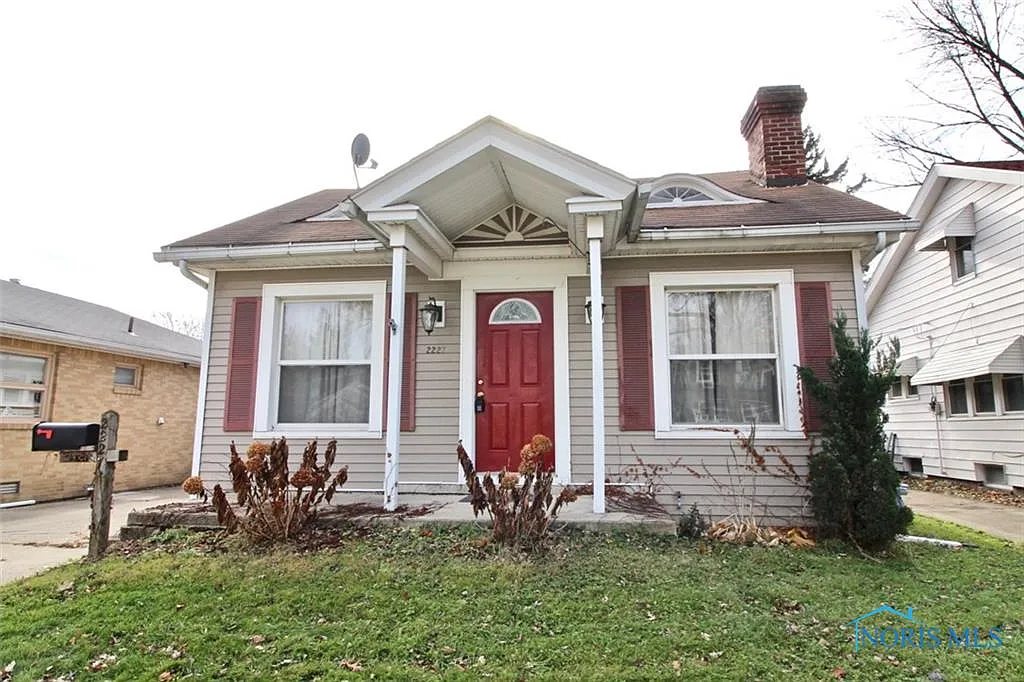 2227 W Sylvania Ave photo 1