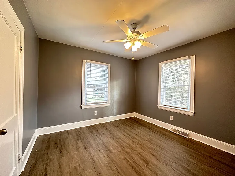 512 Pleasant St — Photo 12