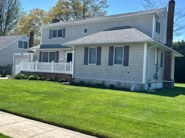 604 Center Briarwood Avenue, West Islip, NY 11795