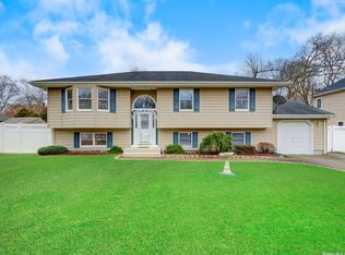 4 Ann Rd, Mastic Beach, NY 11951