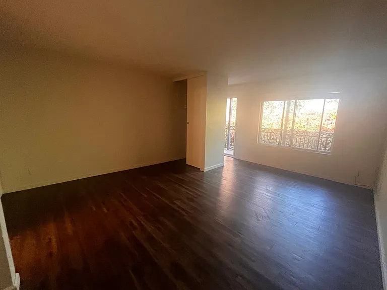 2525 Broadway — Photo 8