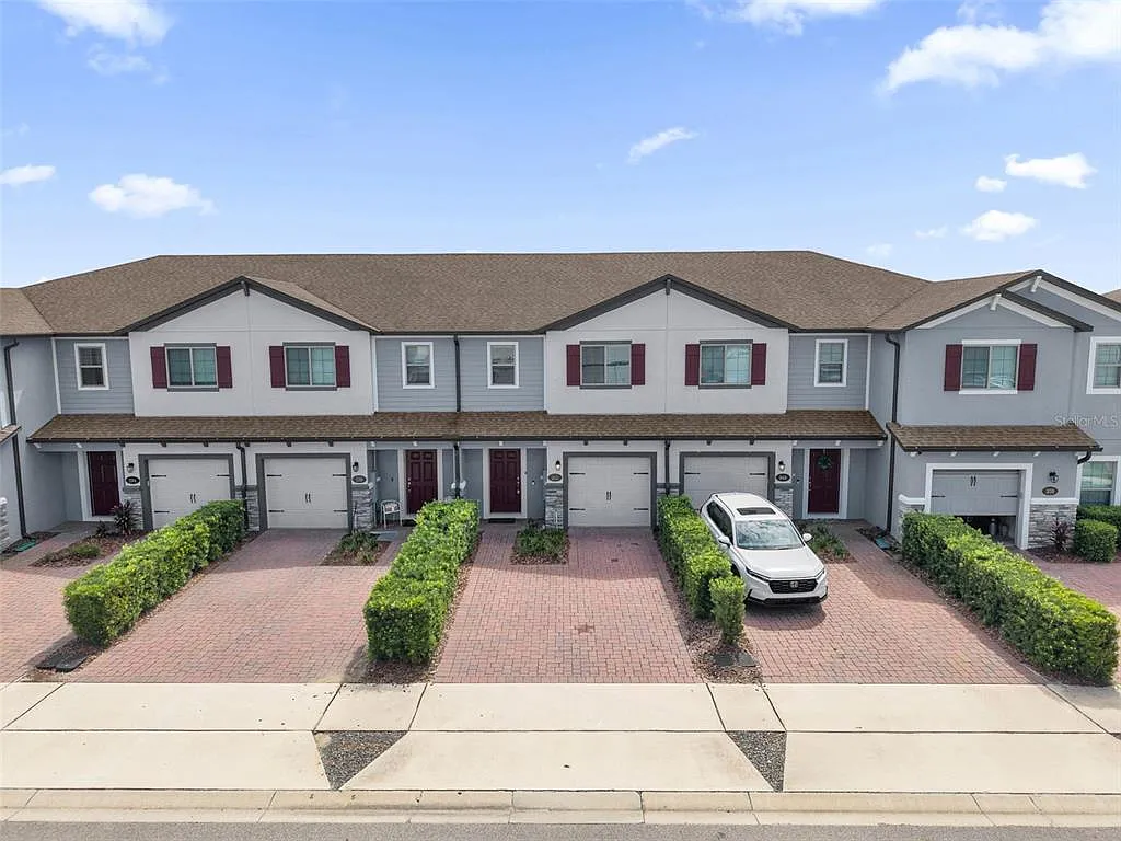 3 bed, 2.5 bath, 1490 sqft, $2,350 — Photo 3