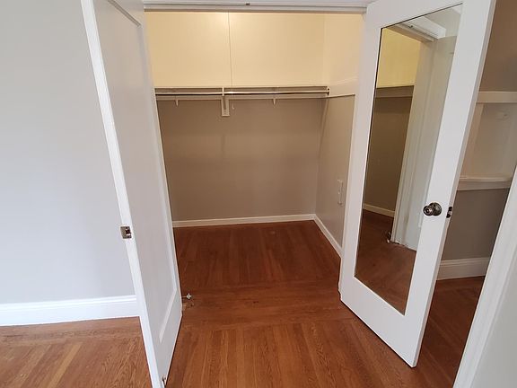 Walk -in Closet