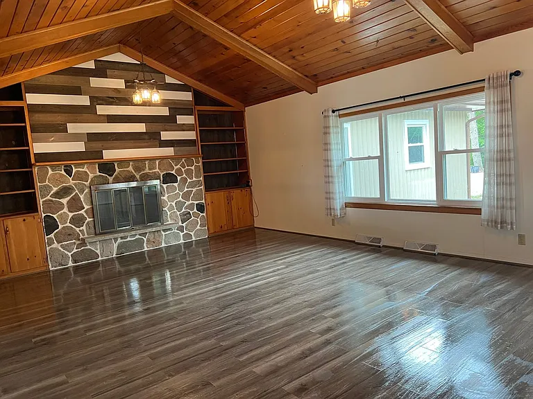 W210N11785 Hilltop Dr — Photo 5