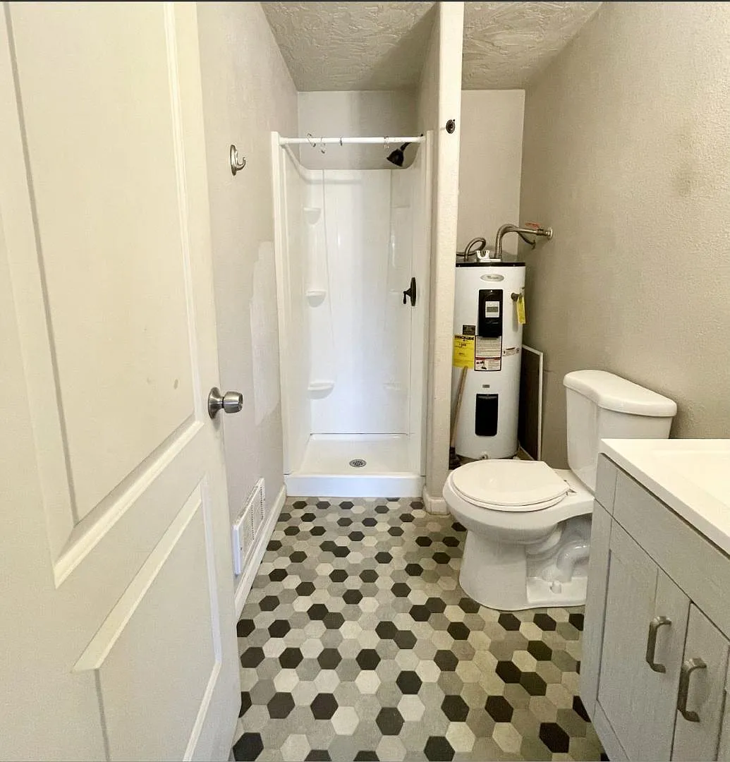 Unit Photo - 106 E Main St