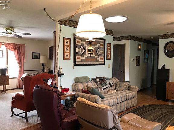 5th image of 102 Autumn Ln
