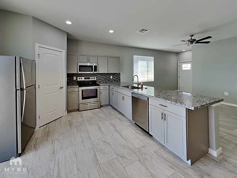 6041 S 8th Pl — Photo 3