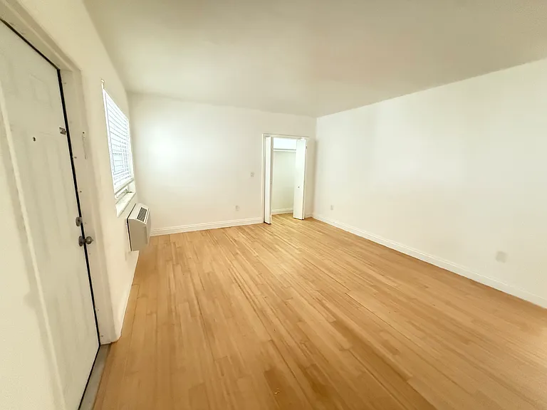 6930 Rue Vendome #3 — Photo 1