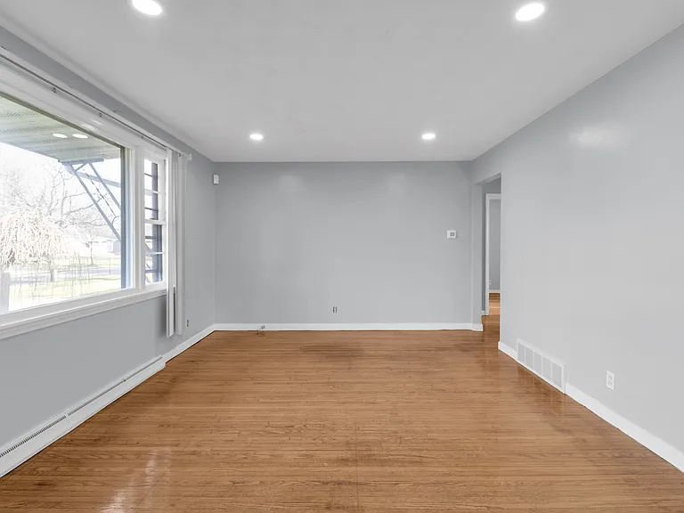 122 Alberta Dr — Photo 3