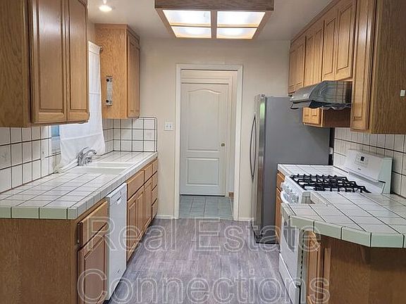 3rd image of 1033 Cuesta Dr
