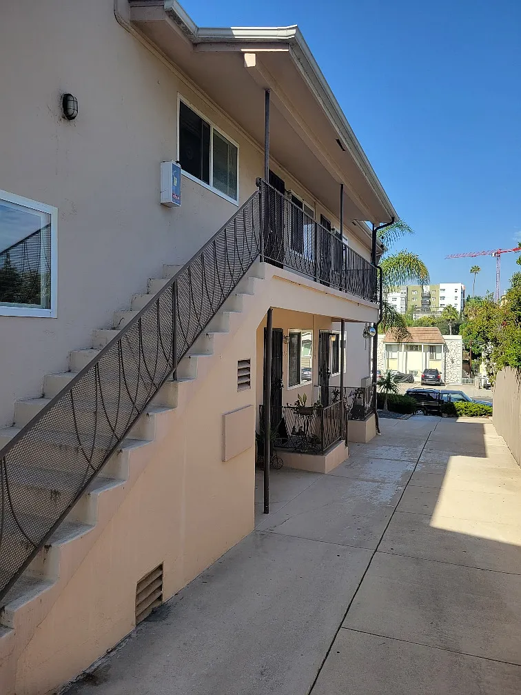 2 bed, 600 sqft, $2,300 — Photo 1