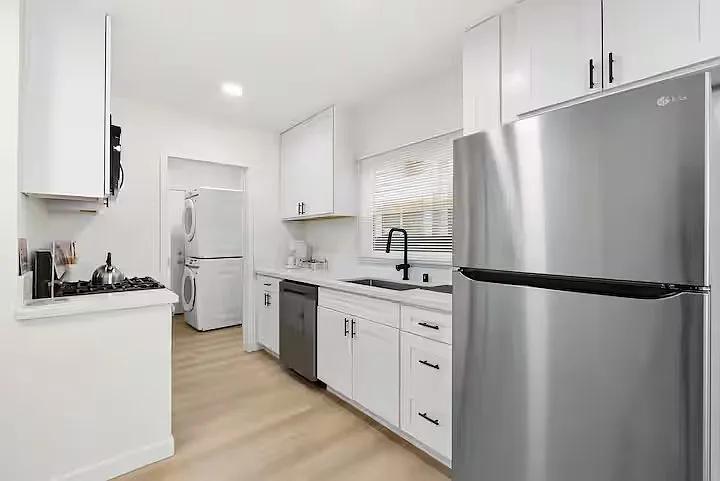 2 bed, 875 sqft, $3,500 — Photo 3