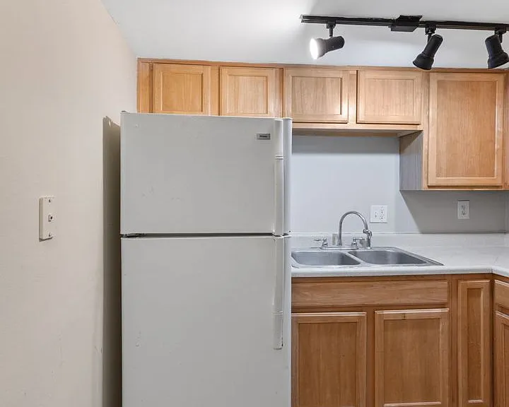 Balsam Avenue Apartments - The Courts — Photo 63