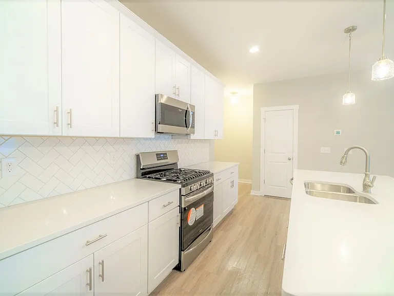808 Lew St — Photo 13