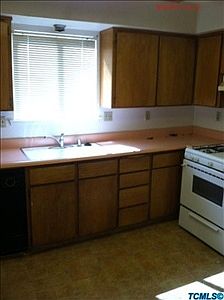 2nd image of 831 Belmont St
